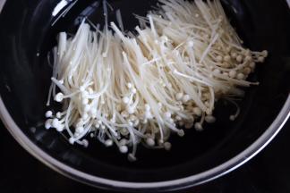 锅中水烧开，金针菇放进去烫30S至1分钟即可