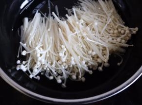 锅中水烧开，金针菇放进去烫30S至1分钟即可