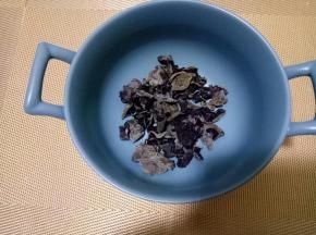 干木耳50克放入碗中，加入凉水泡1小时左右。