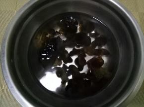泡好后的木耳。去根部。