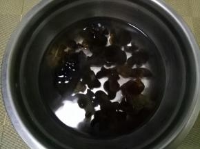 泡好后的木耳。去根部。