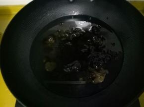 放入锅中焯5分钟左右。在放入凉水过滤一下。
