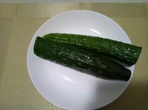 黄瓜洗净，备用。