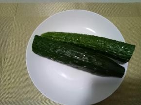 黄瓜洗净，备用。