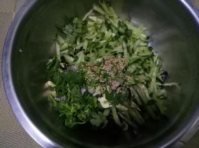 木耳、黄瓜丝、熟芝麻、葱蒜、香菜，放入盆中。