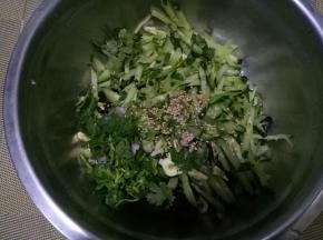 木耳、黄瓜丝、熟芝麻、葱蒜、香菜，放入盆中。