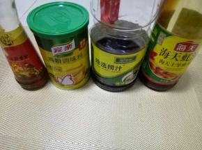 香油、鸡粉、捞汁、耗油适量。在加入适量盐，搅拌均匀。