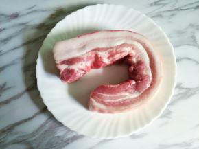 五花肉冲洗干净