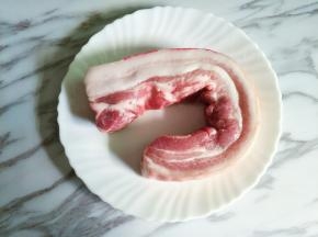 五花肉冲洗干净