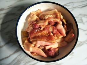 加入姜片、生抽、老抽和白糖腌制半小时