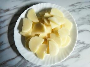 土豆去皮切厚片