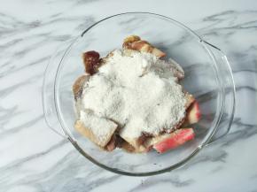 腌好的五花肉加入蒸肉米粉