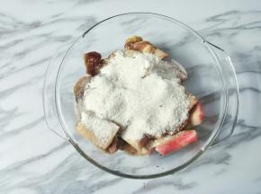 腌好的五花肉加入蒸肉米粉