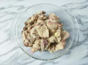 加入少量清水抓匀