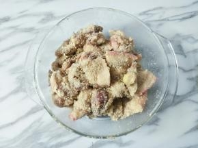 加入少量清水抓匀