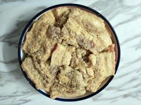 土豆片铺在盘底，拌好的五花肉一片片摆上去