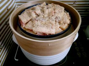 锅里水烧开，放上蒸笼大火蒸30分钟左右