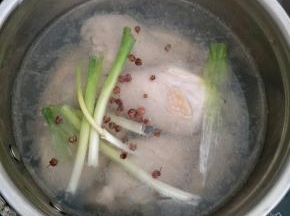 鸡腿入锅，加葱段姜片和花椒煮熟，捞出泡在冰水里(冰水是开水提前放凉放冰箱冷藏)