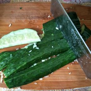 黄瓜拍碎切段