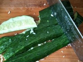 黄瓜拍碎切段