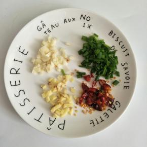 葱姜蒜切末，干辣椒可以用新鲜辣椒代替