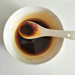 醋、白糖、盐、生抽、辣椒油、花椒油和香油混合