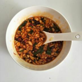 加入切好的葱姜蒜和花生碎拌匀，加少量冷开水调开