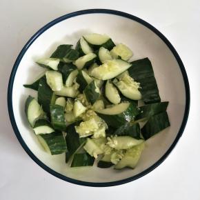 先把黄瓜铺在碗底