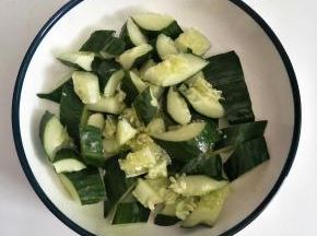 先把黄瓜铺在碗底
