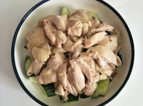 铺上鸡肉