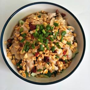 淋上调料汁，撒上葱花即可