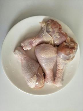 准备几个鸡腿，也可以用整鸡来做
