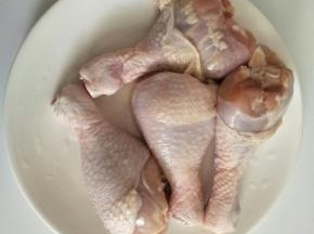 准备几个鸡腿，也可以用整鸡来做