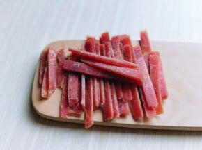 首先将牛肉切成如图的牛肉条。