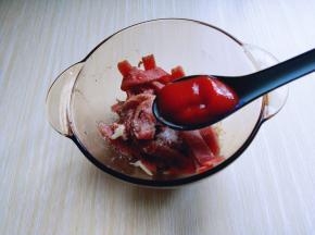 加入番茄酱，拌均匀，将牛肉腌制10分钟。