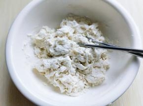 再分次加入水用筷子搅拌成絮状。(不同面粉吸水性不同，一定要根据情况增减水量)