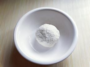 揉成年团。揉好以后再案板上继续揉5分钟左右，使它表面变得光滑充满弹性。