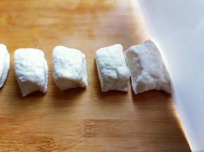 揉好的面团捏成长条，再切成大小均匀等的8份。