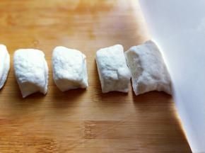 揉好的面团捏成长条，再切成大小均匀等的8份。
