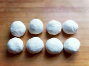 将小面团揉圆，盖上保鲜膜或者湿布松弛20分钟。