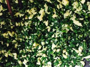 加少许芝麻油调出香味。