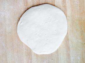 擀成中间厚四边薄的圆片。