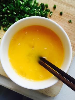 鸡蛋打散，加盐，调匀备用。