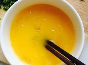 鸡蛋打散，加盐，调匀备用。