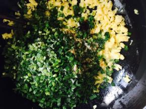 馅儿料里加盐，五香粉，耗油拌匀即可。