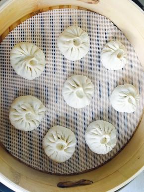 包好的包子放蒸笼醒发15分钟左右。