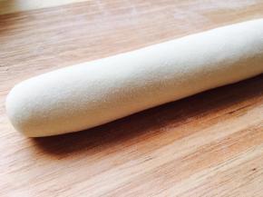 面团排气，揉成团，如图所示。