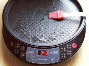 电饼铛预热，用硅胶刷，刷上少许植物油。