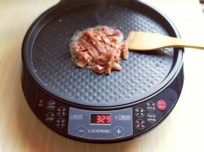 电饼铛下盘倒入一些植物油，油温热后倒入腌制好的牛肉。(喜欢吃辣的可以加一些红辣椒)