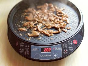 翻炒，到牛肉完全变色就可以出锅了。